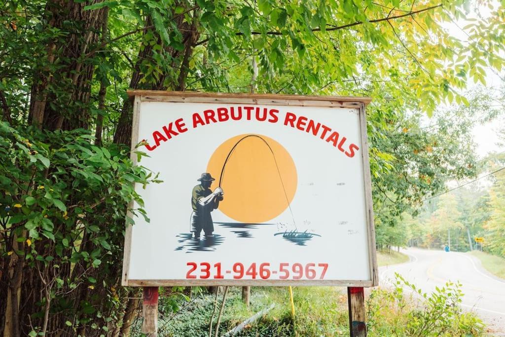 Arbutus Lake 3 Bedroom Cottage Traverse City Exteriör bild