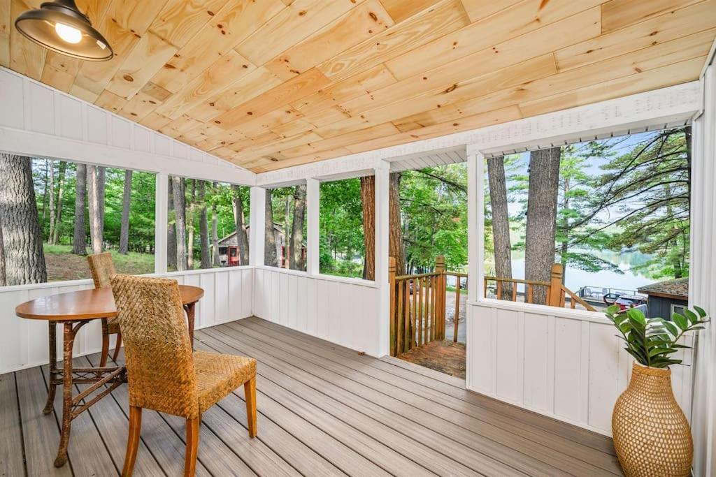 Arbutus Lake 3 Bedroom Cottage Traverse City Exteriör bild